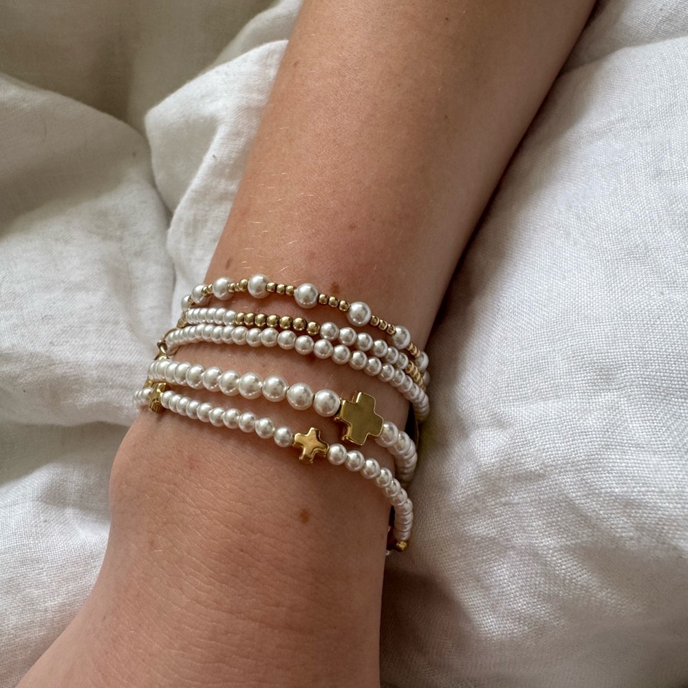 ENewton Pearl and gold cross bracelet 4mm
